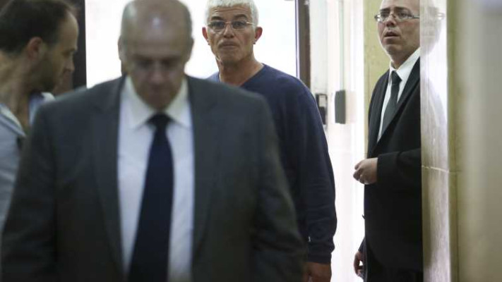 יאיר ביטון (מאחור)