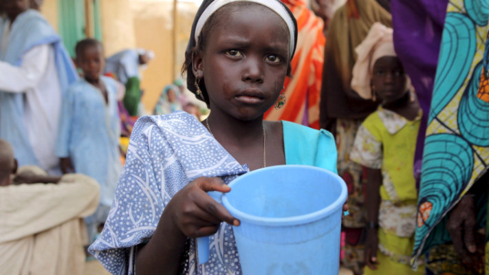 מהיחידים שלא עקפו את לירת הסטרלינג, ילדה בניגריה. צילום: רויטרס