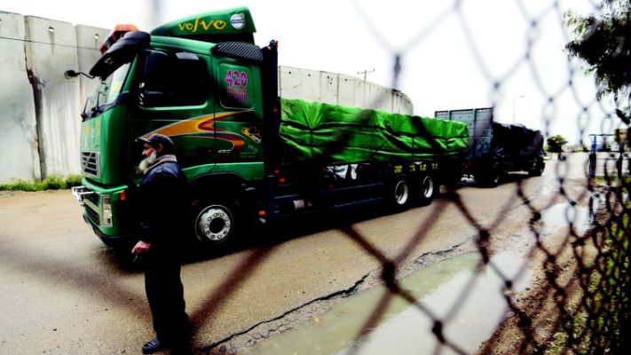 משאית פלסטינית במעבר כרם שלום. צילום: רויטרס