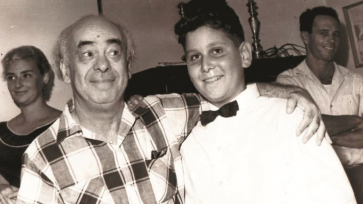 המשורר שלונסקי עושה כבוד לחתן בר המצווה מוישל׳ה איש כסית. צלם : אלבום פרטי 