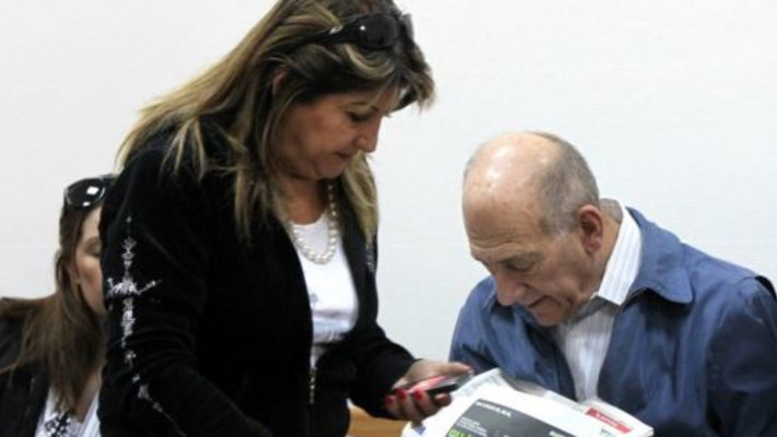 שולה זקן ואהוד אולמרט, ארכיון