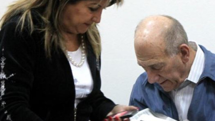 שולה זקן ואהוד אולמרט, ארכיון