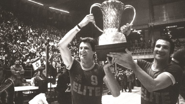 טל ברודי מניף את הגביע, 1977. צילום: hot 8