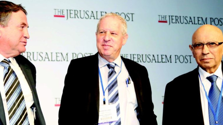 גיורא איילנד, במרכז. &quot;אם נטפל באינטרנט, נוכל להחזיר את השד לבקבוק&quot;. צילום: סיוון פרג'