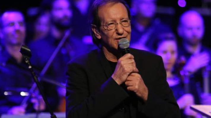 יגאל בשן בהופעת המחווה לעוזי חיטמן 