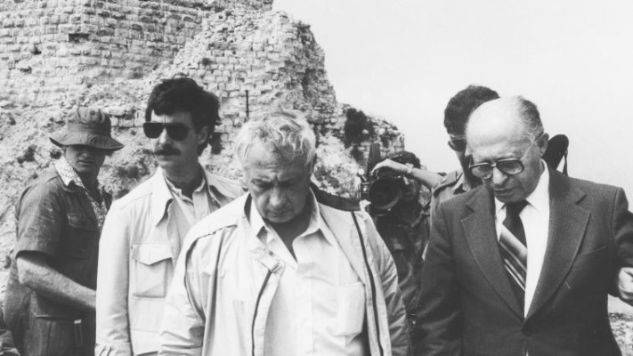 פירקו התנחלויות תוך גירוש מתנחלים. מנחם בגין ואריאל שרון. צילום: ערן ינאי באדיבות ארכיון צה&quot;ל במשרד הביטחון 