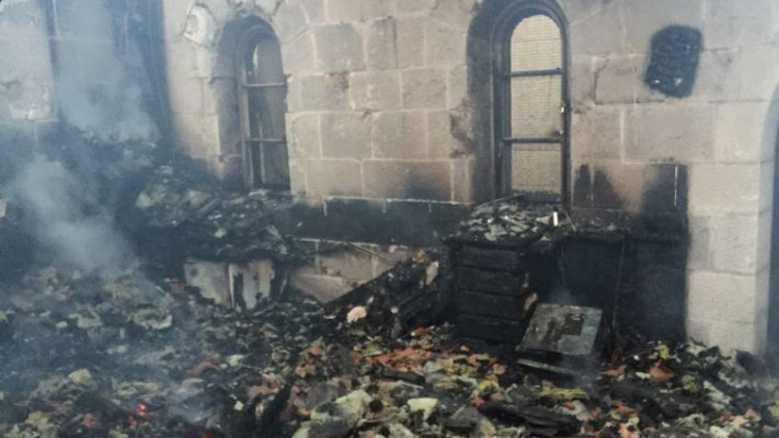 שריפה בכנסיית הלחם והדגים. צילום: כבאות והצלה מחוז צפון