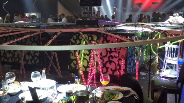 גוף התאורה שקרס באולם האירועים ביבנה. צילום: אלוני מור