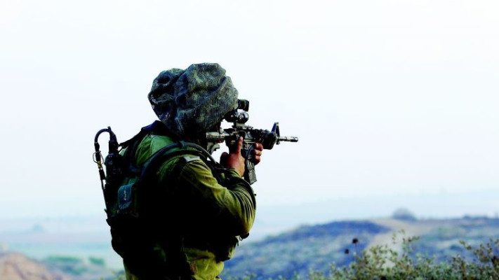 חייל ברצועת עזה בזמן מבצע צוק איתן. צילום: רויטרס 