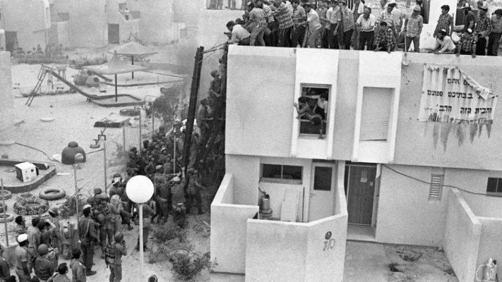 &quot;עבדו בלי ליצור פוזות&quot;. מתבצרים על גג בית בימית, צילום: שמואל רחמני