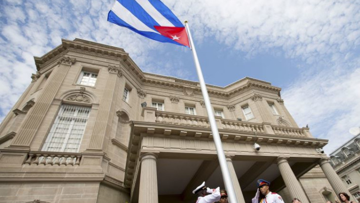 דגל קובה מונף מעל בניין השגרירות בוושינגטון. צילום: רויטרס