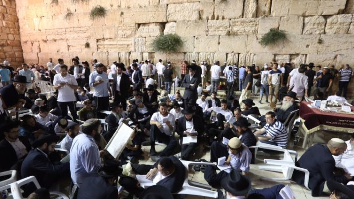 מתפללים לזכר חורבן הבית הכותל המערבי. צילום: מרק ישראל סלם