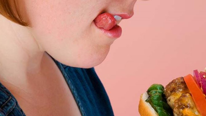 אישה שמנה אוכלת