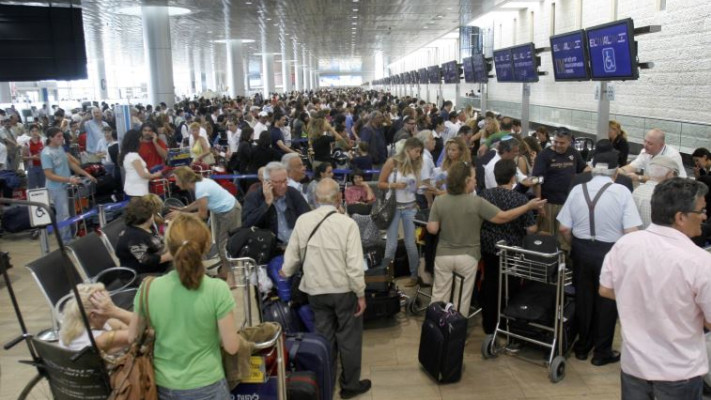 נוסעים בנתב&quot;ג. צילום: פלאש 90