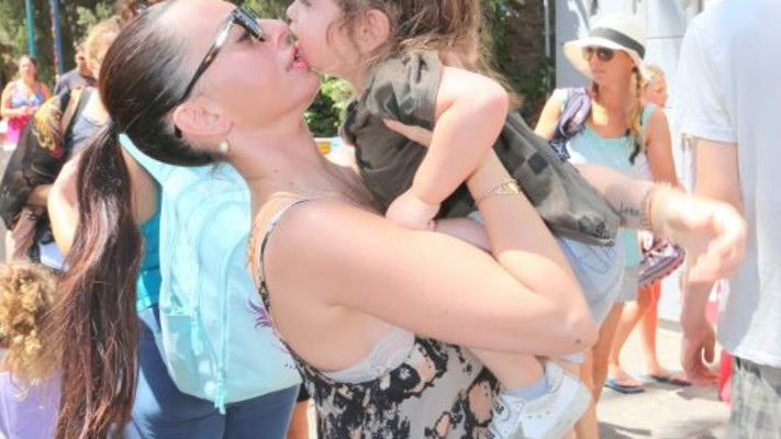 אהבה גדולה שכזו זה מספיק. מאיה בוסקילה והבן לני (צילום: סיון פרג'?)