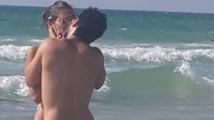 זאת אהבה! יהודה ושלומית משתכשכים בים (צילום גולשים)