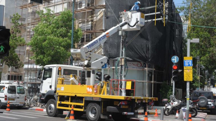 תיקון תקלות ע&quot;י חברת החשמל. צילום ארכיון: אבשלום ששוני