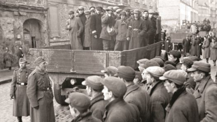 יהודים וחיילים גרמנים בגטו ורשה