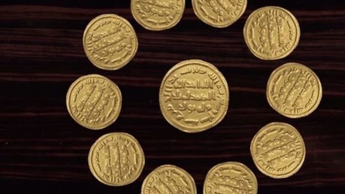 מקימים מדינה ברוח ימי הביניים, מטבעות זהב שטבע ארגון דאעש. צילום: רויטרס