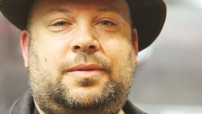 נדבק בעולם הדימויים של שני. רושפלד. צילום: אמיר מאירי