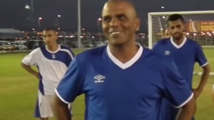 חולה על כדורגל. (צילום מסך)