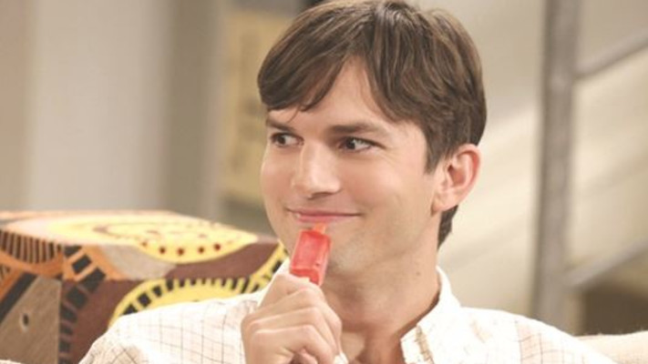 אשטון קוצ'ר ב''שני גברים וחצי'' (צילום: באדיבות יס)