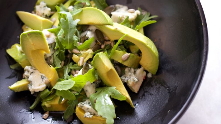 שומן טוב המסייע לשיפור תפקוד פעילות המוח. סלט אבוקדו, צילום ארכיון: אסף קרלה