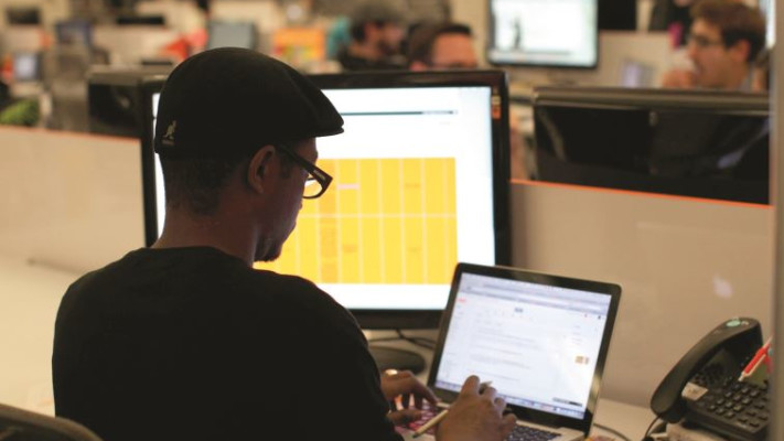 גבר משתמש במחשב, אילוסטרציה