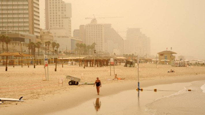 אובך בחופי תל אביב בסוף השבוע האחרון. צילום: אבשלום ששוני