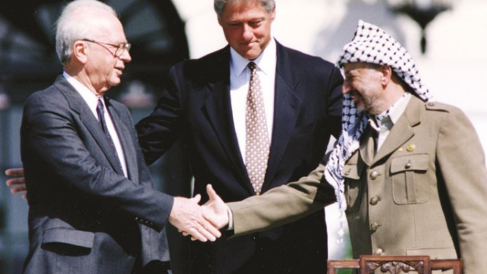  יצחק רבין, יאסר ערפאת וביל קלינטון, הסכם אוסלו, 1993. צילום: רויטרס