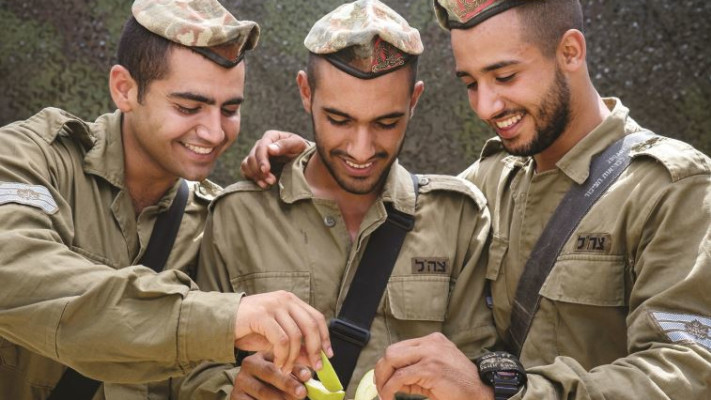 חיילים עם תפוח בדבש. גם המג&quot;דים יוכלו להעניק תווי סיוע. צילום: דובר צה&quot;ל