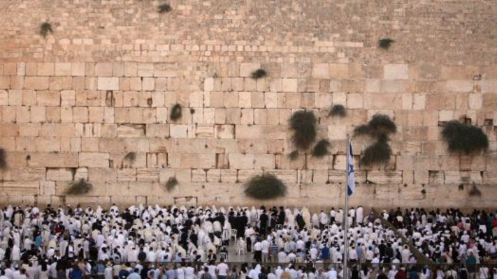 מתפללים בכותל המערבי ביום הכיפורים