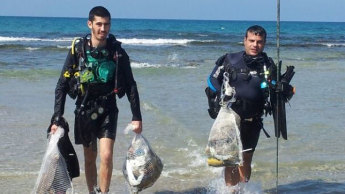 ניקיון חופים. צילום: דב גרינבלט