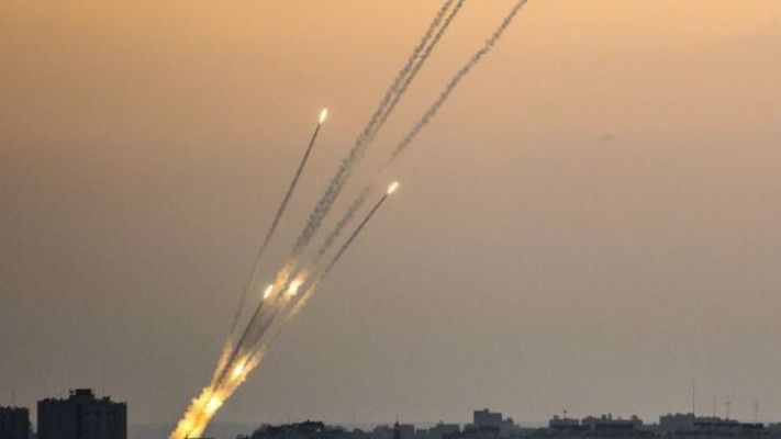 מנסים להימנע מהסלמה. שיגור רקטות מעזה, צילום: רויטרס