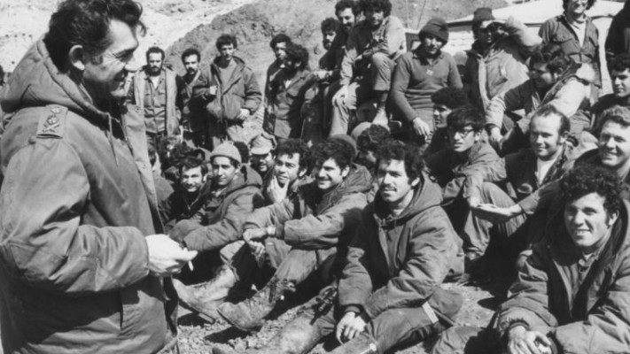 ראה בעצמו מומחה גדול לרמת הגולן. דדו עם החיילים במלחמה. צילום: ארכיון במחנה
