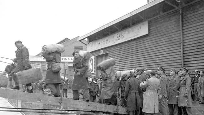 מאז ומעולם שרתו רק אינטרסים של האימפריות, חיילים בריטים עוזבים את הארץ עם תום המנדט. צילום: ארכיון הלח&quot;י
