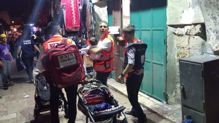 פינוי הפצועים בפיגוע בשער האריות, ירושלים. צילום: מדברים תקשורת