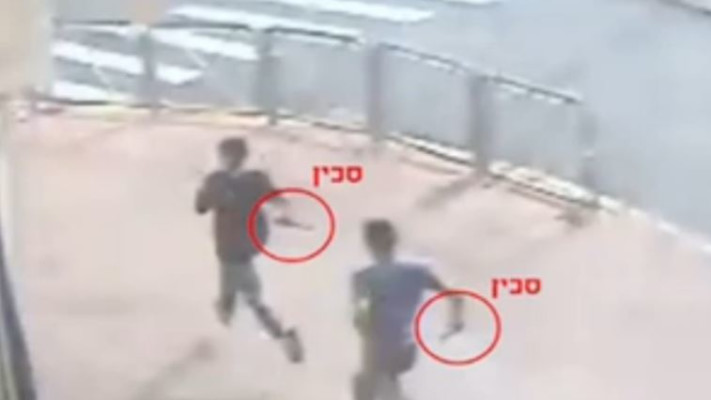 תיעוד פיגוע הדקירה בפסגת זאב. צילום: מתוך סרטון האבטחה