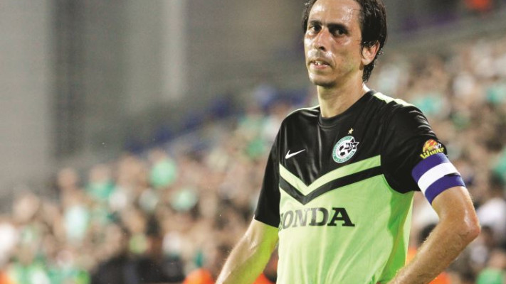 בניון. נראה כמו ילד ממשמרות הזה"ב