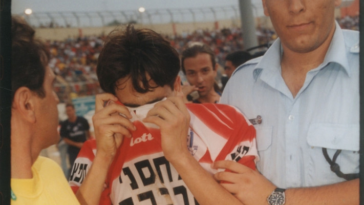 יוסי בניון בוכה לאחר ירידת ליגה של הפועל באר שבע 