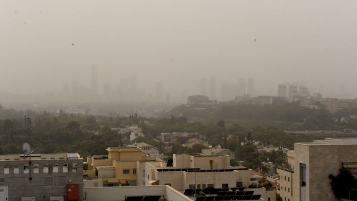 אובך בתל אביב. צילום: אבשלום ששוני