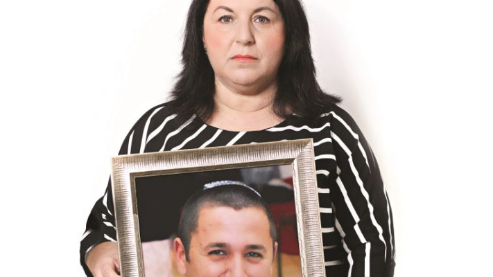 דבורה גנון עם תמונתו של בנה דני גונן ז&quot;ל. צילום:אריאל בשור