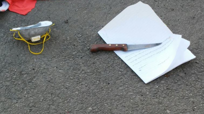 סכין ומכתב ההתאבדות של המחבלת משנת 2015. צילום: רשות המעברים במשרד הביטחון
