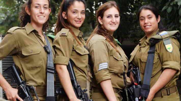 &quot;נמשיך לבחון שילוב של בנות בכל התפקידים&quot;. לוחמות בצה&quot;ל. צילום: אריאל בשור