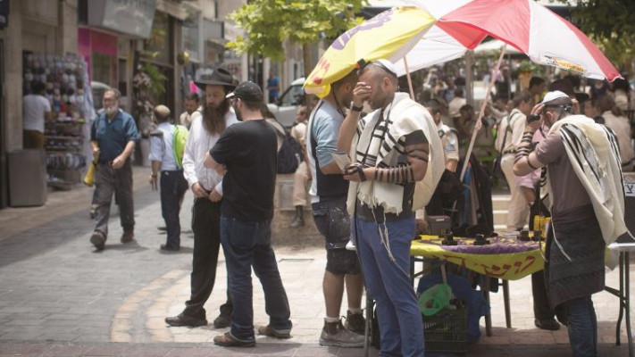 עמדת חב&quot;ד של הנחת תפילין . צילום: יונתן זינדל, פלאש 90