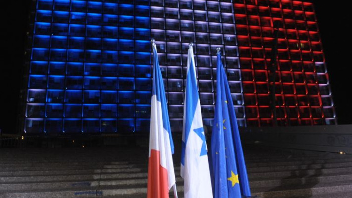 דגל צרפת בכיכר רבין. צילום: אבשלום ששוני