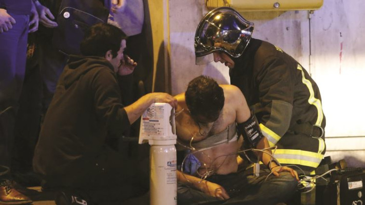 מטפלים בפצועים מחוץ לבטקלאן, לפני שלושה חודשים. צילום: רויטרס