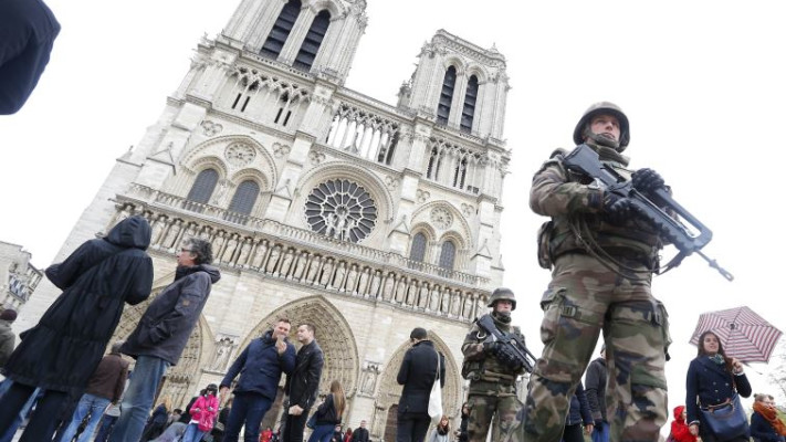 חיילים בנשק שלוף לאחר הפיגועים בפריז. צילום: רויטרס