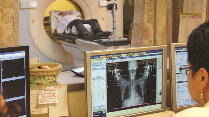  חולה סרטן עובר בדיקה בבית חולים. צילום: חן לאופולד, פלאש 90