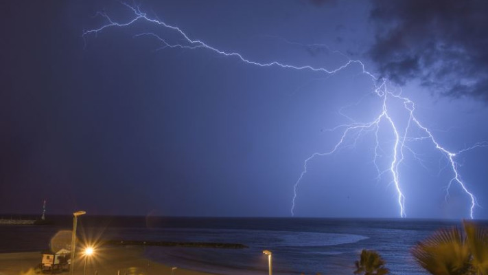 ברקים מעל הים. תושבי חיפה מוזמנים לצפות. צילום: אדי ישראל
